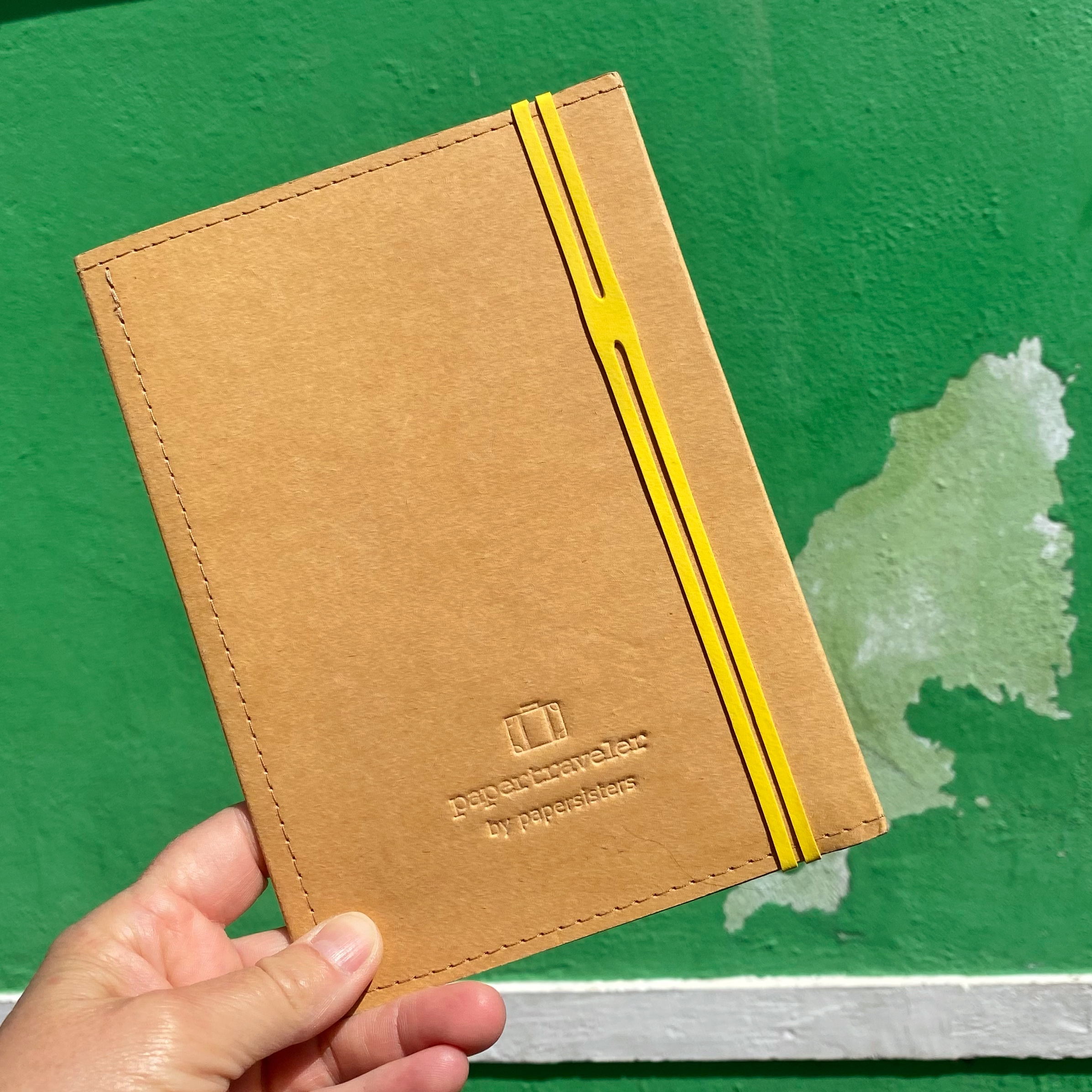papersisters-papertraveler-sandy-camel-gelbes-Band